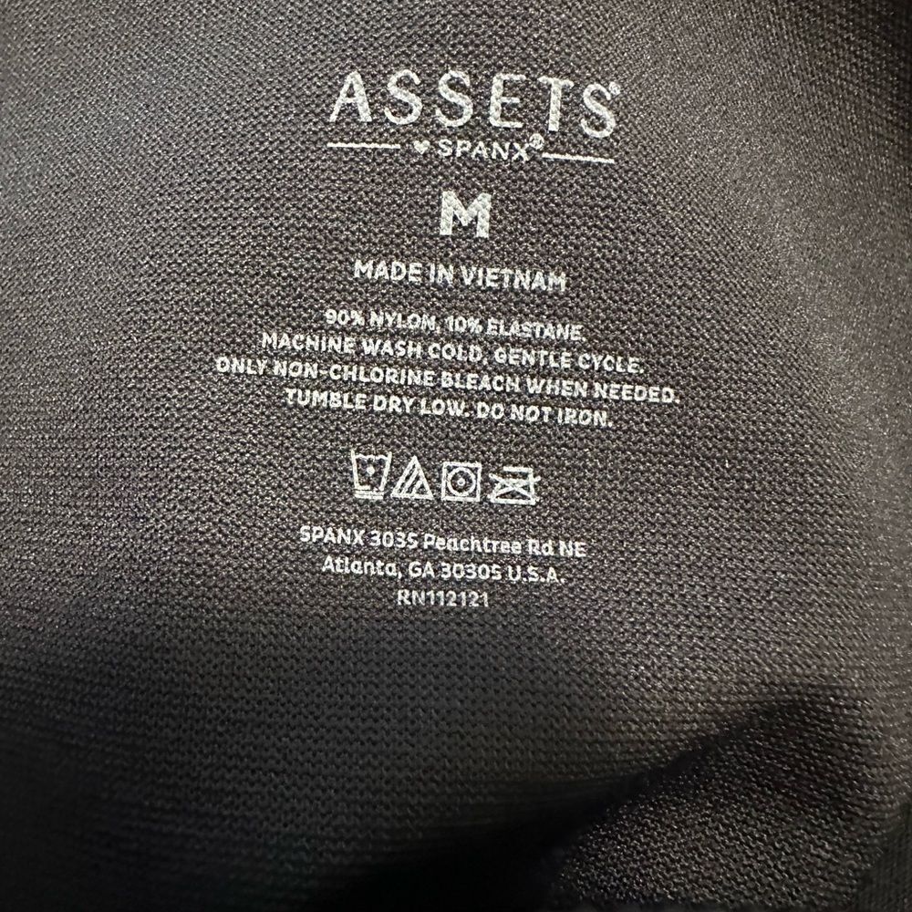 Assets by Spanx Women's Seamless Shaping Capri Leggings - Black Medium NWOT - Picture 4 of 5